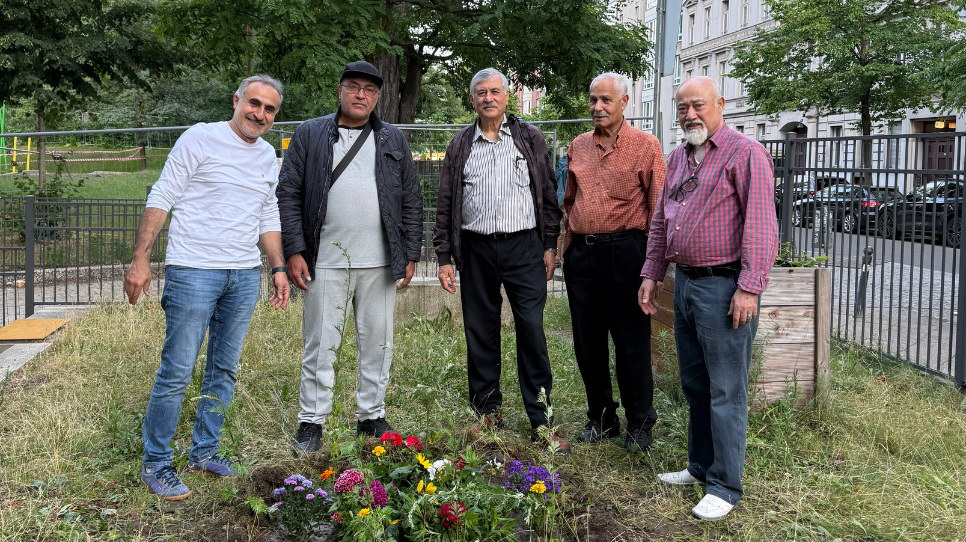 V&auml;ter- und M&auml;nnergruppe gestaltet Blumenbeet im Familienzentrum Reng&icirc;n